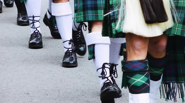 St. Patrick's Day Parade mit M&auml;nnern in traditionellen Kilts in Zeitlupe