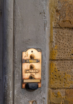 Historische im Vintage Stil gefertigte Klingelplatte aus Messing mit Namensschildern, Hauseingang in Florenz, Italien