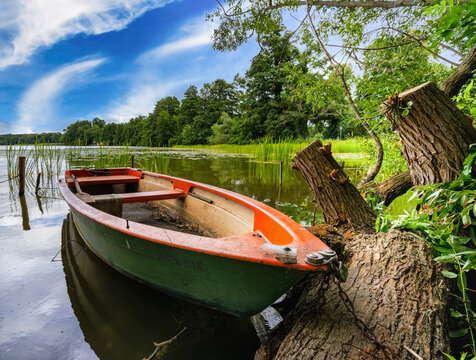 ein kleines, am Ufer liegendes Boot, Ruppiner Seenlandschaft,  Brandenburg, Deutschland