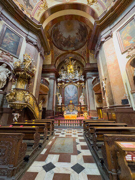 Barocke Architektur und kunstvolle Gestaltung im Inneren der Kirche des heiligen Franz von Assisi &ndash; Prag, Tschechien, Europa