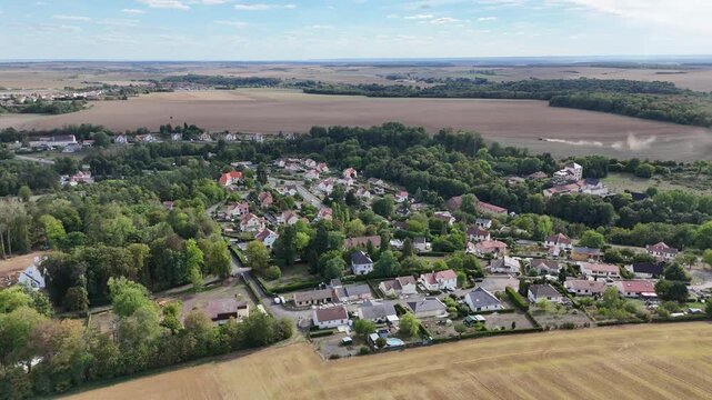 vue a&eacute;rienne panoramique du village de Boismont, au nord de la Meurthe-et-Moselle. La commune est &eacute;tendue du lieu dit Mainbottel (ancienne mine) jusqu'au centre situ&eacute; sur les hauteurs de la vall&eacute;e.