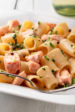 Mezze maniche con salmone fresco, Pasta Italiana 