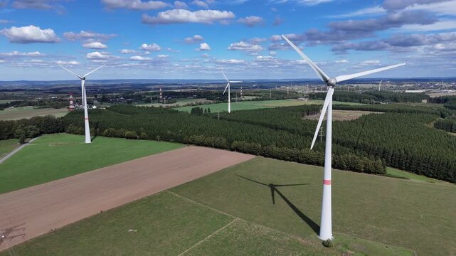 vue a&eacute;rienne panoramique dans un parc &eacute;olien en Belgique, pr&egrave;s de Bastogne et du village de Sibret. Les &eacute;oliennes sont entour&eacute;es de champs agricoles ou de prairie pour l'&eacute;levage des bovins. 