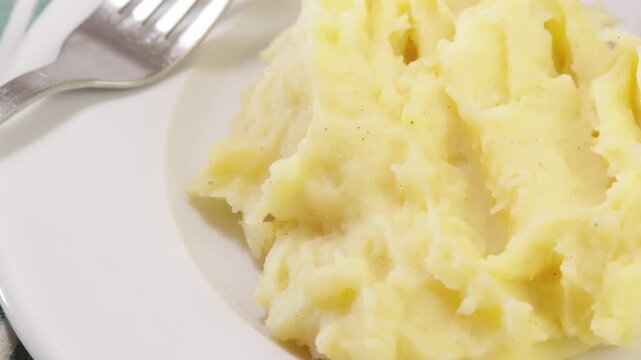 Saucisse fum&eacute;e et pur&eacute;e maison dans une assiette	