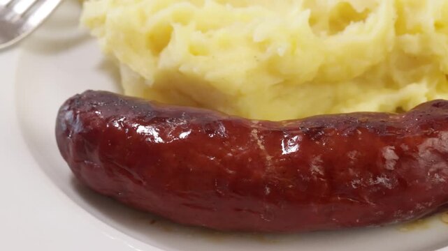 Saucisse fum&eacute;e et pur&eacute;e maison dans une assiette	
