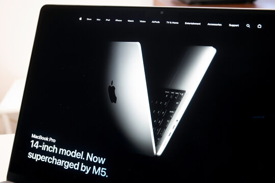 Mexico city, mexico, 10 29 2025: apple website displaying macbook pro m5 model advertisement