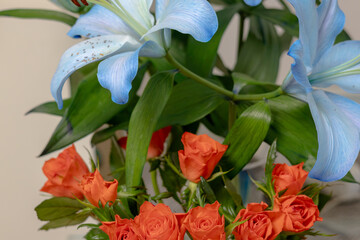 Bunter Blumenstrauss mit Lilien und orangefarbenen Rosen als prachtvolles Geschenk für Geburtstage, Jubiläen und festliche Sommerveranstaltungen © Yana