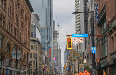 Obraz premium looking north on Yonge St from Richmond St, Toronto