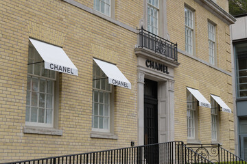 Fototapeta premium exterior building facade and signage outside CHANEL, a luxury goods store, located at 98 Yorkville Avenue, Toronto