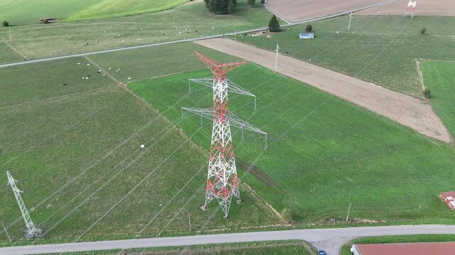 vue a&eacute;rienne panoramique des &eacute;oliennes et des pyl&ocirc;nes &agrave; haute tension &eacute;lectrique qui produisent et  transportent l'&eacute;nergie dans la r&eacute;gion de Bastogne, en Belgique, pr&egrave;s du village de Sibret. 