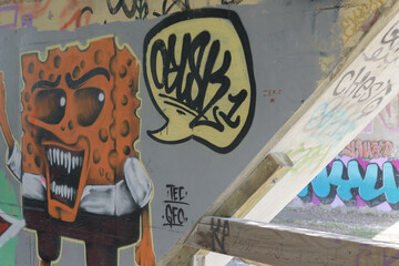 Obraz premium creepy, sharp-toothed SpongeBob graffiti, a local street art found along the Lower Don River Trail in Toronto