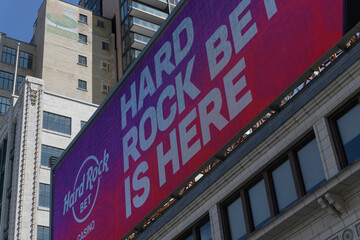Obraz premium 279 Yonge Street digital spectacular featuring DOOH advertising for Hard Rock Bet, an online sportsbook and casino platform, Toronto