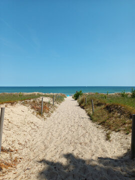 Blick auf einen Strand mit Weg und die Ostsee auf R&uuml;gen