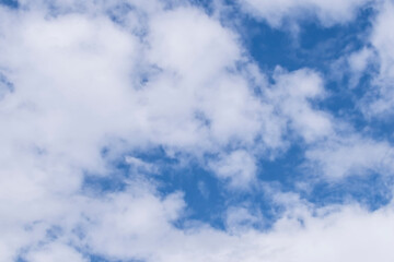 Błękit nieba i rozproszone, puszyste białe chmury typu cumulus – widok typowy dla słonecznego, letniego dnia w Polsce. Intensywny błękit stanowi tło, które podkreśla fakturę i miękkość chmur. Takie ni © Grzegorz
