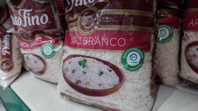 ITABIRA, MINAS GERAIS, BRAZIL - SEPTEMBER 15, 2026: A package of Prato Fino white rice on a supermarket shelf highlighting the eureciclo sustainability and recycling certification logo on the plastic 