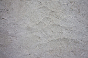 Biała ściana o oryginalnym tynku strukturalnym. A white wall with a distinctive textured plaster finish.  © 123108 Aneta