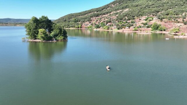 sortie en paddle sur le lac du Salagou dans l'H&eacute;rault