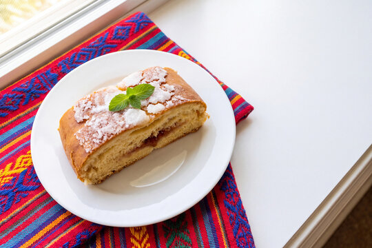 Semita salvadore&ntilde;a sliced, sweet bread with sugar glaze
