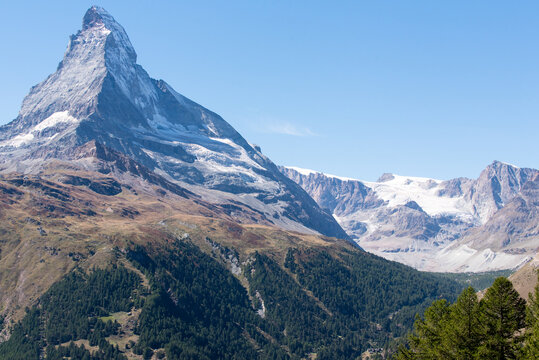 Sp&auml;tsommerliche Berglandschaft mit Alpenpanorama auf Matterhorn mit Gletscher in Zermatt Schweiz