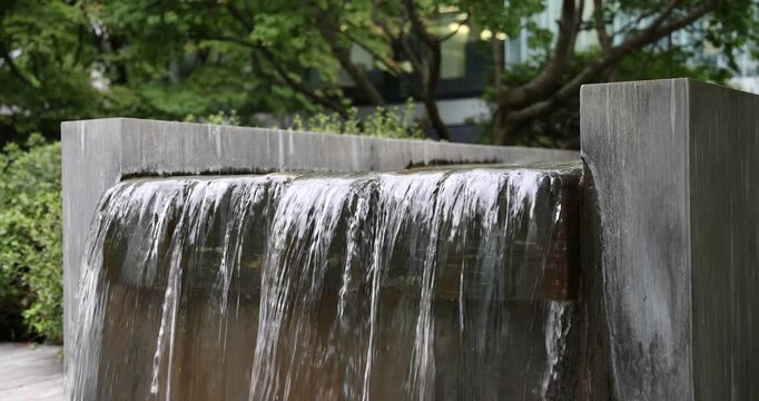Rideau d'eau d'une fontaine en b&eacute;ton en plan rapproch&eacute;