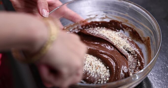 Pr&eacute;paration d'un g&acirc;teau au chocolat m&eacute;lang&eacute;e &agrave; la spatule dans un saladier