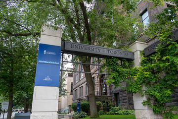 Obraz premiumToronto, Ontario, Canada - September 16, 2026: The entrance sign for the University of Toronto at its historic St George campus in downtown Toronto, Ontario, Canada. 