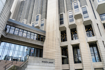 Obraz premium Toronto, Ontario, Canada - September 16, 2026: The entrance to Robarts Library at the University of Toronto's St. George campus in downtown Toronto, Ontario, Canada. 