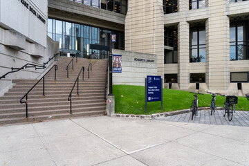 Obraz premium Toronto, Ontario, Canada - September 16, 2026: The entrance to Robarts Library at the University of Toronto's St. George campus in downtown Toronto, Ontario, Canada. 