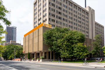 Obraz premium Toronto, Ontario, Canada - September 16, 2026: Ontario Institute for Studies in Education (OISE) main complex on Bloor Street West on the University of Toronto's St George campus in Toronto, Ontario, 