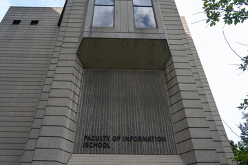 Obraz premium Toronto, Ontario, Canada - September 16, 2026: Faculty of Information (iSchool) at the University of Toronto St. George campus in Toronto, Ontario, Canada. 