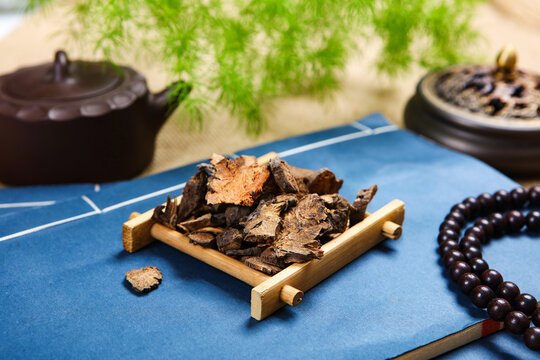 Dried Sanguisorba Root Slices White Plate Herbal Material