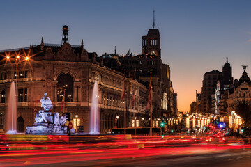 Fototapeta premium Cibeles Fountain and traffic light trails at sunset in Madrid, Spain