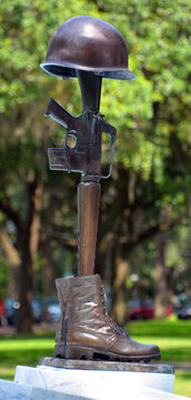 SAVVANAH GEORGIA UNITED STATES OF AMERICA: Vietnam War Memorial, a bronze helmet, rifle, and pair of combat boots to honor fallen comrades. Emmet Park, Savannah,
