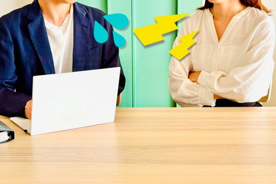 怒る女性のクライアントと焦る営業マン