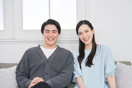 ミドルエイジのカップルのポートレート　リビング　カメラ目線