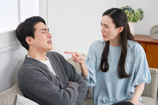 夫婦喧嘩するミドルエイジの夫婦　リビング