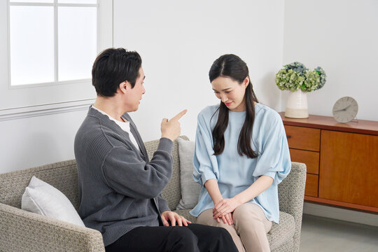 女性にモラハラする男性