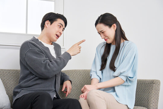 女性にモラハラする男性