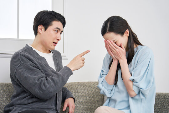 女性にモラハラする男性