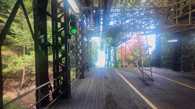ロープウェイ乗り場の出発風景
