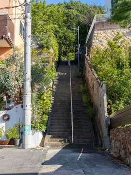 住宅街の間を通る階段