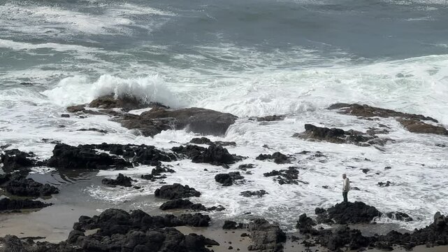 Thor&rsquo;s Well surging and draining with Pacific Ocean waves along the rocky Oregon Coast at Cape Perpetua