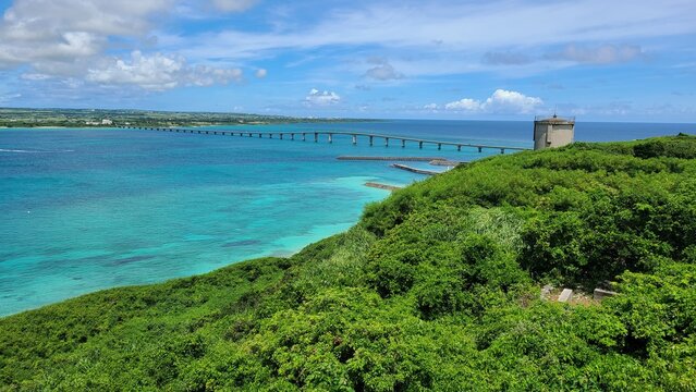 竜宮城展望台から見渡す美しい来間大橋とエメラルドグリーンの海
