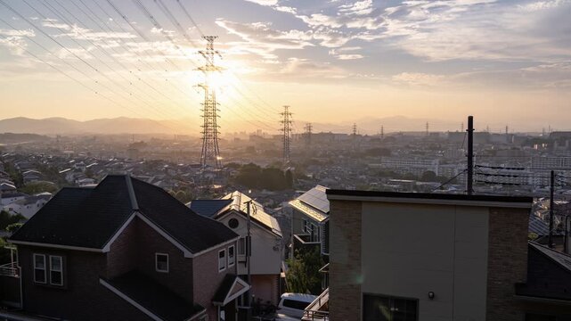 東京都日野市の郊外に広がる住宅街と送電鉄塔の夕景