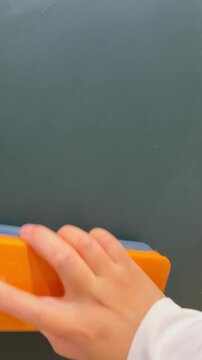 黒板の文字を消す