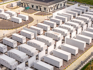Obraz premium Neatly arranged rows of energy storage container battery packs in an industrial park