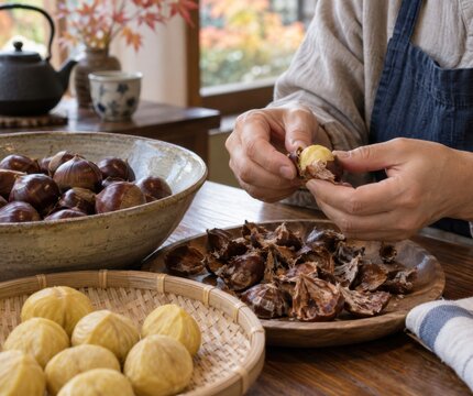 茹でた栗の鬼皮と渋皮を手で丁寧にむく様子 栗ご飯の下ごしらえ