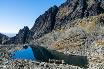 The ridge and the lake at its foot in the valley. © gubernat