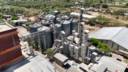 Industrial grain silo facility with storage tanks and processing equipment viewed from above © Salsabila Ariadina