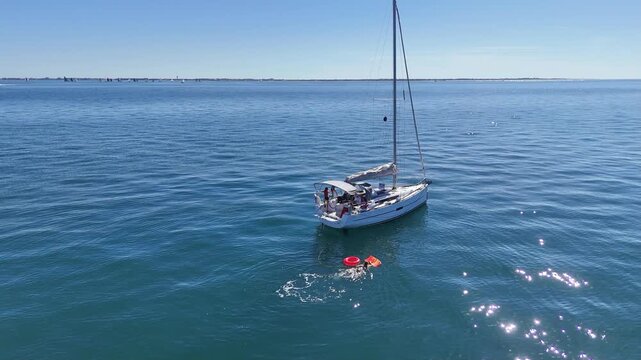 voilier en mer et amusement &agrave; bord